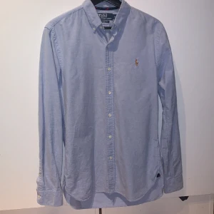 Ralph Lauren Skjorta  - Ljusblå Ralph Lauren skjorta i storlek S Skriv om ni är intresserade 😀
