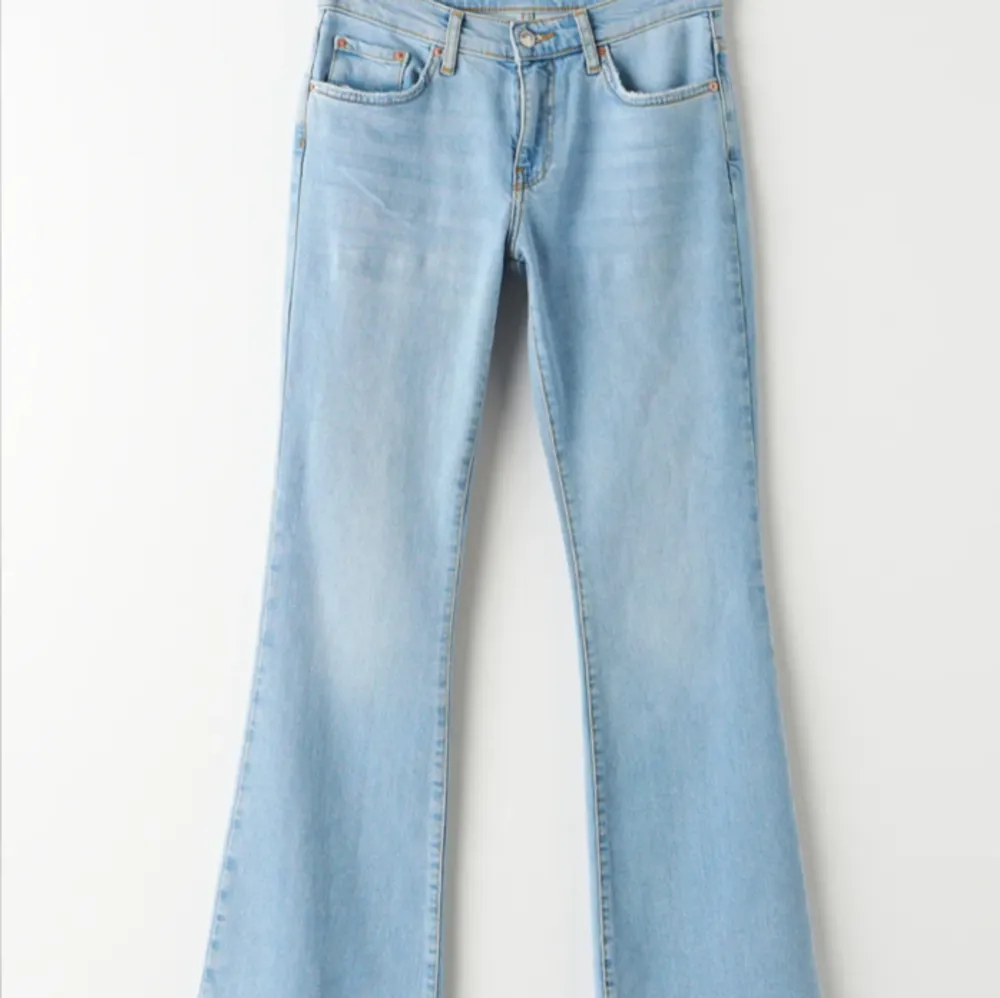 Low waist bootcut jeans från Gina Tricot i storlek 38 men passar mig som brukar ha storlek 36. Säljer för att de inte kommer till användning. Köparen står för frakten 💗. Jeans & Byxor.