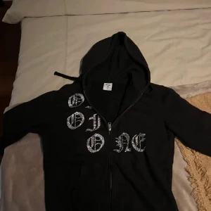 One of one hoodie - Super fin one of one hoodie, knappt använd och aldrig tvättat, därav i toppen skick!   Storlek L  Köptes för 1500