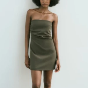 Mini klänning - Säljer denna fina klänning från Zara. Nyskick med etikett kvar. Säljer då den inte gick att returnera men passade tyvärr inte🥹