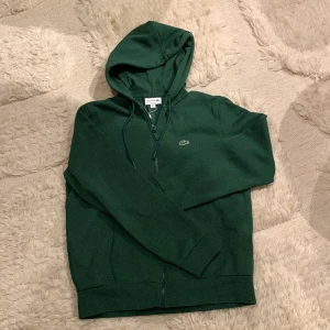 Lacoste tröja - En Lacoste tröja som bara är använd ett fåtal gånger men är som ny.  Ny pris: 1600kr  Säljs för: 800kr