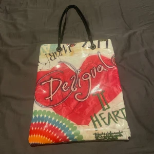 Desigual väska - Märkesväska. Använd men i bra skick. Ca 50x30cm