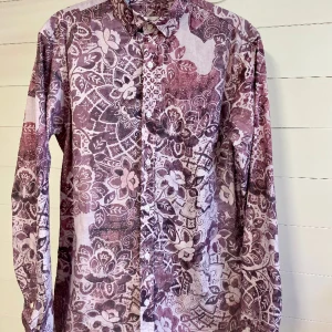 Selected Homme Skjorta  - Mönstrad skjorta från Selected Homme i fint skick. Slim fit.  Frakt tillkommer.