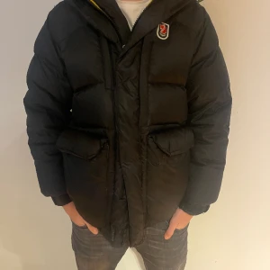 Fjällräven jacka - Tja! Säljer nu denna snygga fjällräven jacka pga köpt ny! 7.5/10 skick, lagning på båda armarna därav det billiga priset. Storleken är XXS men passar mig som är 187cm och väger 67kg. Passar M och S. Hör gärna av er vid frågor eller för fler bilder!