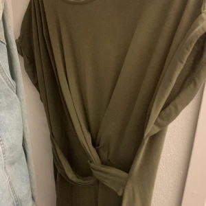 Militärgrön klänning  - Militörgrön klänning går ner för knäna, perfekt till våren 