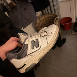 New balance 550 - Säljer nu mina new balance 550 som är andvänd men i gott skick endast lite smutsig inget slitage på skon. Bara o skriva om ni har frågor . Nypris ca 2000 mitt 450