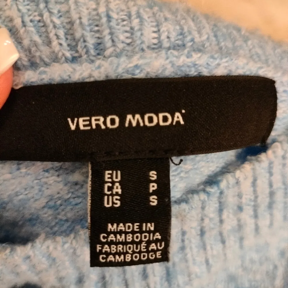 Snygg stickad tröja med korta puffiga ärmar från Vero Moda, stl S. Tröjan är lite nopprig, men kan lätt fixas med en noppmaskin. Säljer den för 100 kr 🥰 . Tröjor & Koftor.