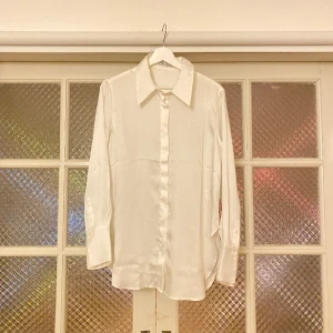 Vit WERA blus/skjorta - En oanvänd WERA blusskjorta i siden. Köpt för 700 kr, säljer för 400 kr