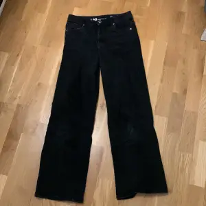 Det här är ett par svarta jeans som jag har använt några gånger men inte jätte mycket, är i storlek 164. Gillar dom väldigt mycket men är tyvärr för små nu. Om ni har några frågor är det bara att höra av sig!💕