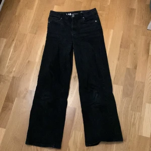 Svarta jeans  - Det här är ett par svarta jeans som jag har använt några gånger men inte jätte mycket, är i storlek 164. Gillar dom väldigt mycket men är tyvärr för små nu. Om ni har några frågor är det bara att höra av sig!💕