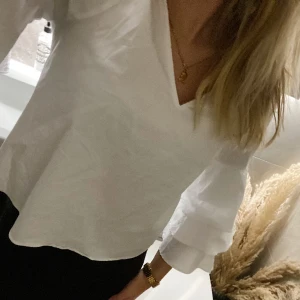 Vit blus - Söt blus som tyvärr inte kommer till användning!🤍