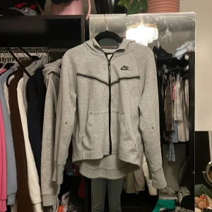 Jättefin Nike tech - Jättefin Nike tech knappt använt!! XL= 156-166