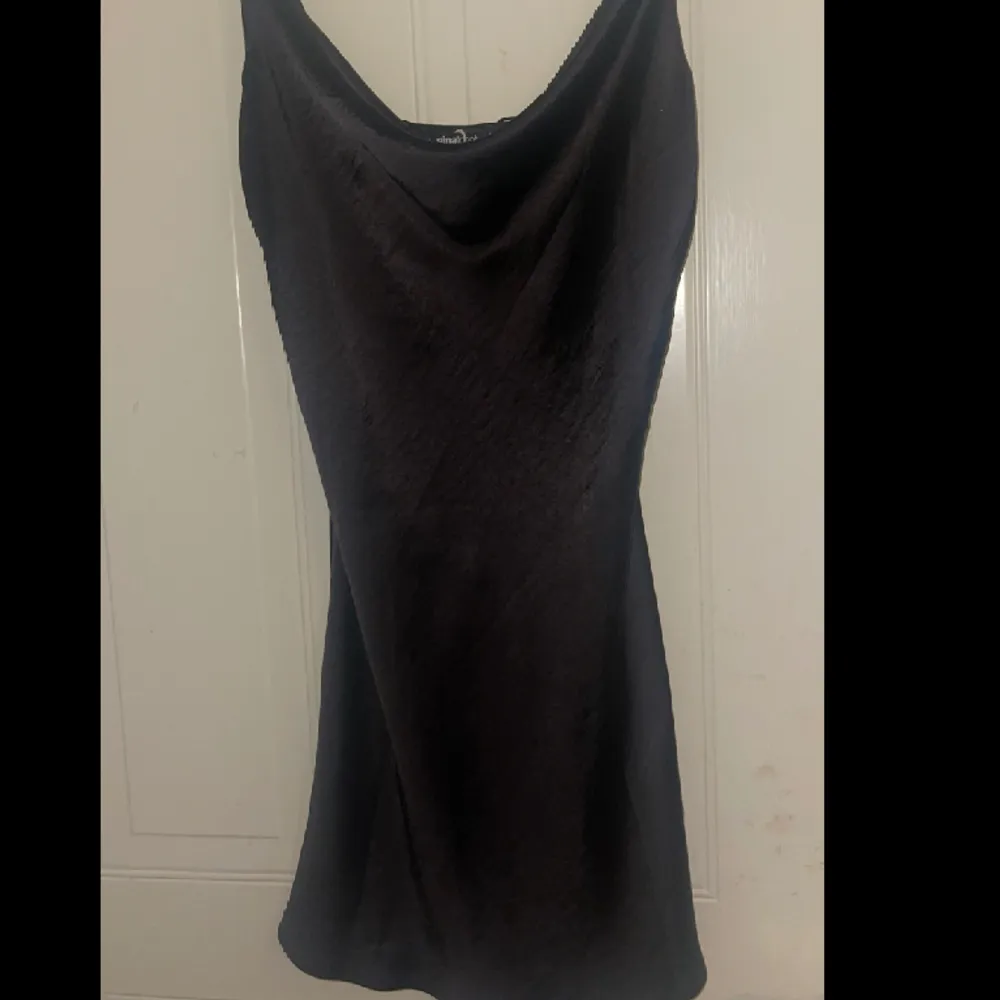 Säljer denna svarta skitsnygga silkesklänningen från Gina Tricot (köpt på About You) i storlek S, då den tyvärr inte kommer till användning längre. Jättebra skick (aldrig använd). Helt slutsåld. Pris kan diskuteras och skriv för fler bilder.❤️. Klänningar.