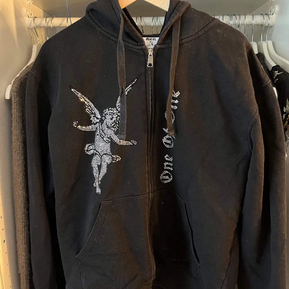 Black Angel Zip Hoodie från one of one. Nyskick. Slutsåld. Nypris 1500kr Storlek M. Hoodies.