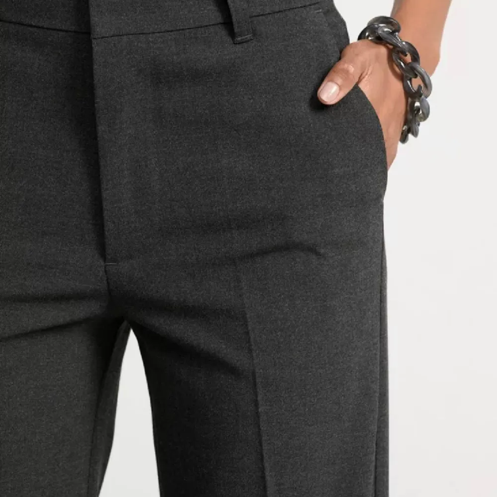 Slutsålda mörkgråa kostymbyxor från Lindex i storlek 36, de är midwaist men man kan även ha de lowwaist om man vill🥰 använda 1 gång därav i nyskick. Nypris är 599kr, mitt pris: 400kr. Jeans & Byxor.