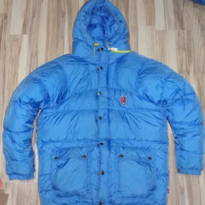 Fjällräven jacka - Säljer nu min brors gamla fjällräven jacka i en blå färg tror de är gamla modellen och storlek Xs i herr säljer billigt pga den är skrynklig och har ett minimalt ihop sytt hål, tryck köp nu 💕