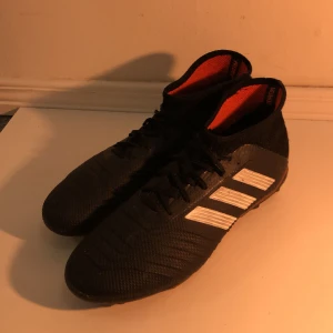 Adidas PREDATOR - Storlek 38 2/3 Dom är använda några gånger, skick 8/10