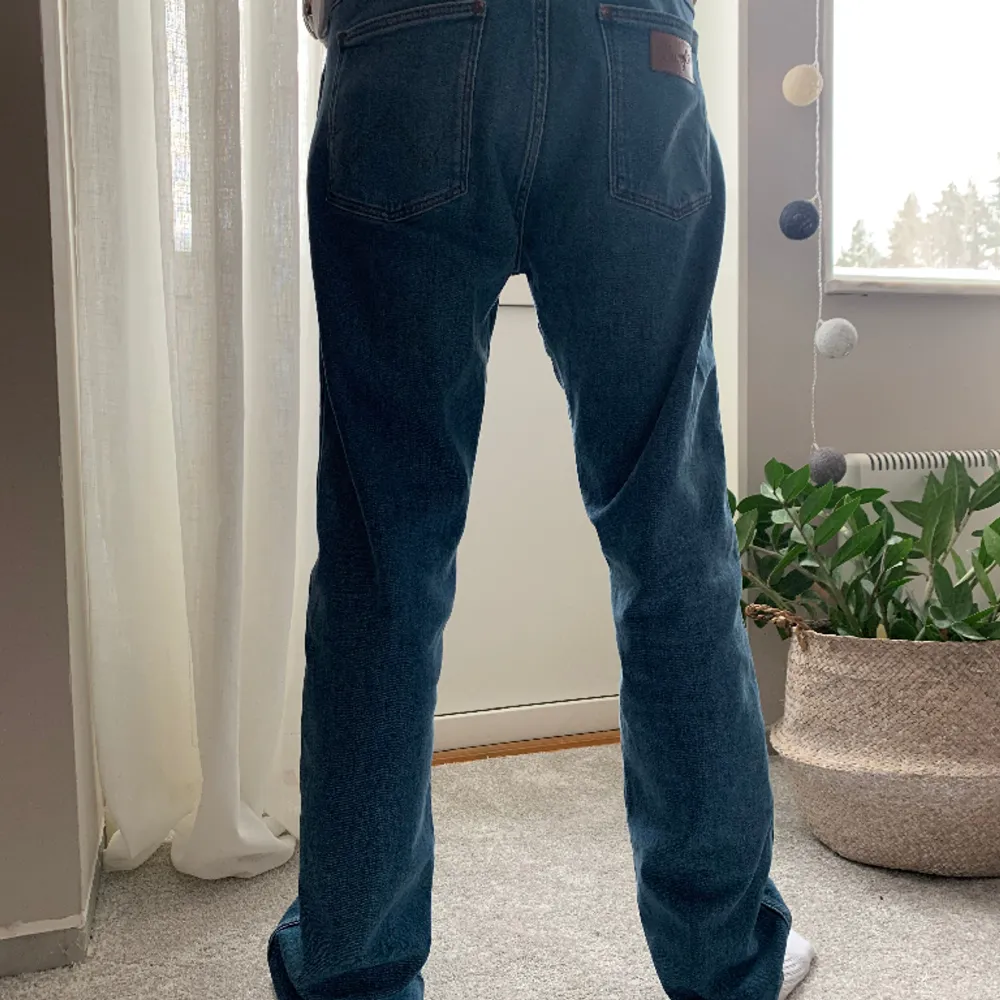 Tjena! Säljer dessa snygga jeans eftersom dem inte används längre. Storleken är 29/32 och är från Wrangler. Modellen på bilden är cirka 180cm lång. Har använt dom ett antal gånger men har inga tecken på slitage. Pris kan diskuteras.. Jeans & Byxor.
