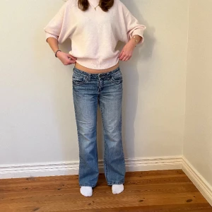 Lågmidjade jeans - Midjemått(rätt över): 40 Innerbenslängd: 74 Lårmått(rätt över): 23  Köp gärna via köp nu, skriv om ni har några frågor💓