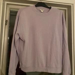 Sweatshirt monki  - Lila sweatshirt från monki💜