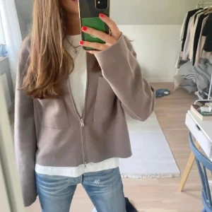 Kofta  - Såå fin kofta från Åhléns! Säljer då den inte kommer till användning. (Lånade bilder) 