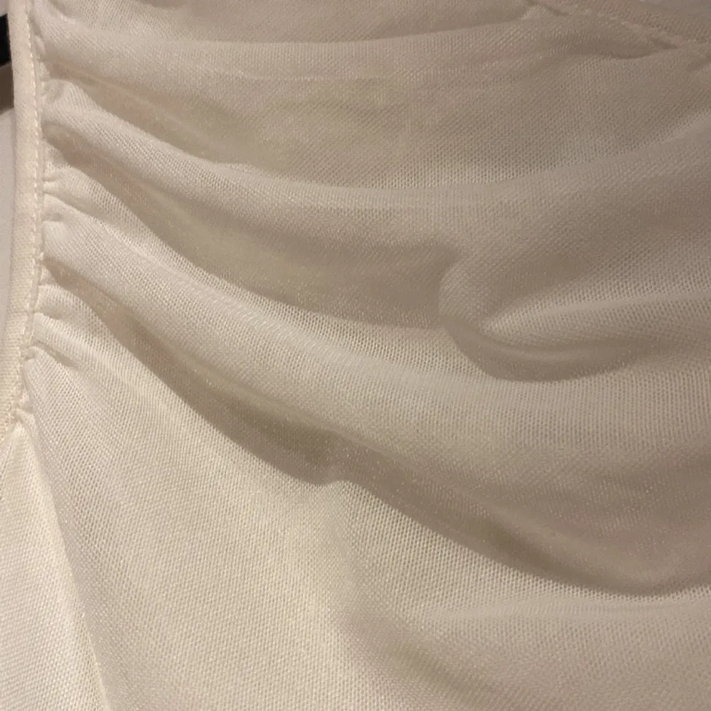 Ett vitt One shoulder linne från Nakd och knappt använt. . Toppar.