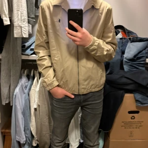Ralph lauren jacka - Ralph lauren jacka ny skick andvänd en gång. Ny pris 1500. Modellen är 169. Är barnstorlek xl men passar herr xs