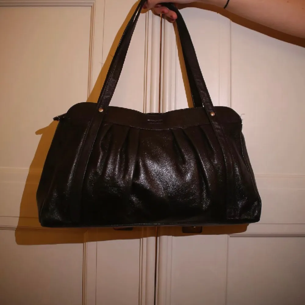 Super fin svart väska perfekt till alla tillfällen! 💘💘köparen står för frakt kan mötas på Kungsholmens gymnasium . Väskor.