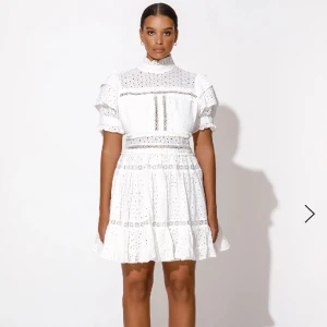 By Malina klänning - Säljer denna söta oanvända By Malina klänningen köpt från deras egen hemsida. Prislappen är kvar och nypris är 2599 kr, men kan tänka mig sälja för 1500 kr. Säljer då modellen inte var något för mig men de var försent att skicka tillbaka🩷Den är alltså endast testade en gång.