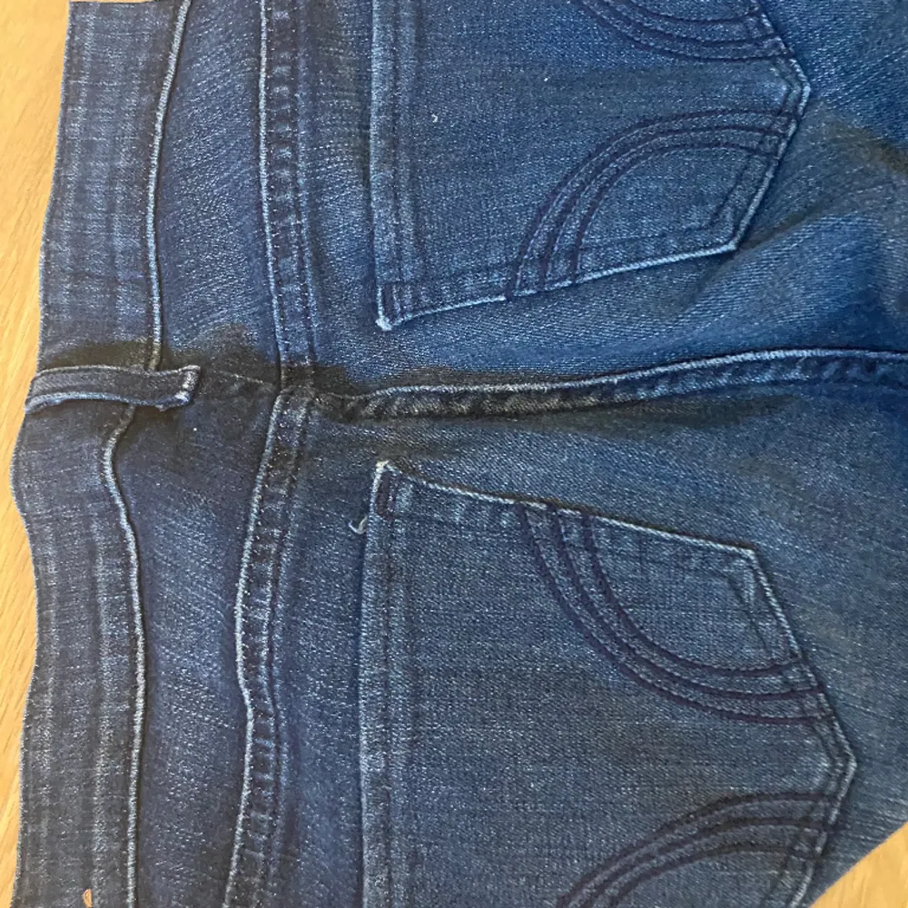 Asballa bootcut jeans med låg midja ifrån hollister🥰🥰jeansen har även massa coola revor, dem är bra på mig i längden som är runt 170🥰innerbenslängd:82cm  Midjemått:36cm . Jeans & Byxor.