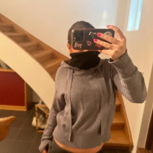 Stickad hoodie  - Snygg och skön tröja till vardagen!🩶