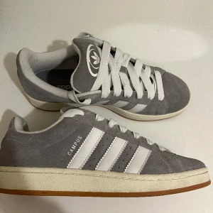 Adidas Campus 00s - Mycket fint skick, köpta i December 2023 från Soleplus. Storlek 44 2/3.