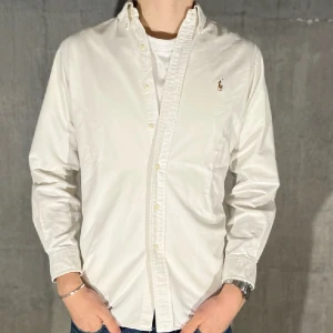 Ralph Lauren skjorta  - Ralph lauren skjorta i färgen vit. Storlek S (passar M) och modellen är 186 cm. Nyskick, inga skavanker. Nypris 1495 kr, köp för endast 599kr.