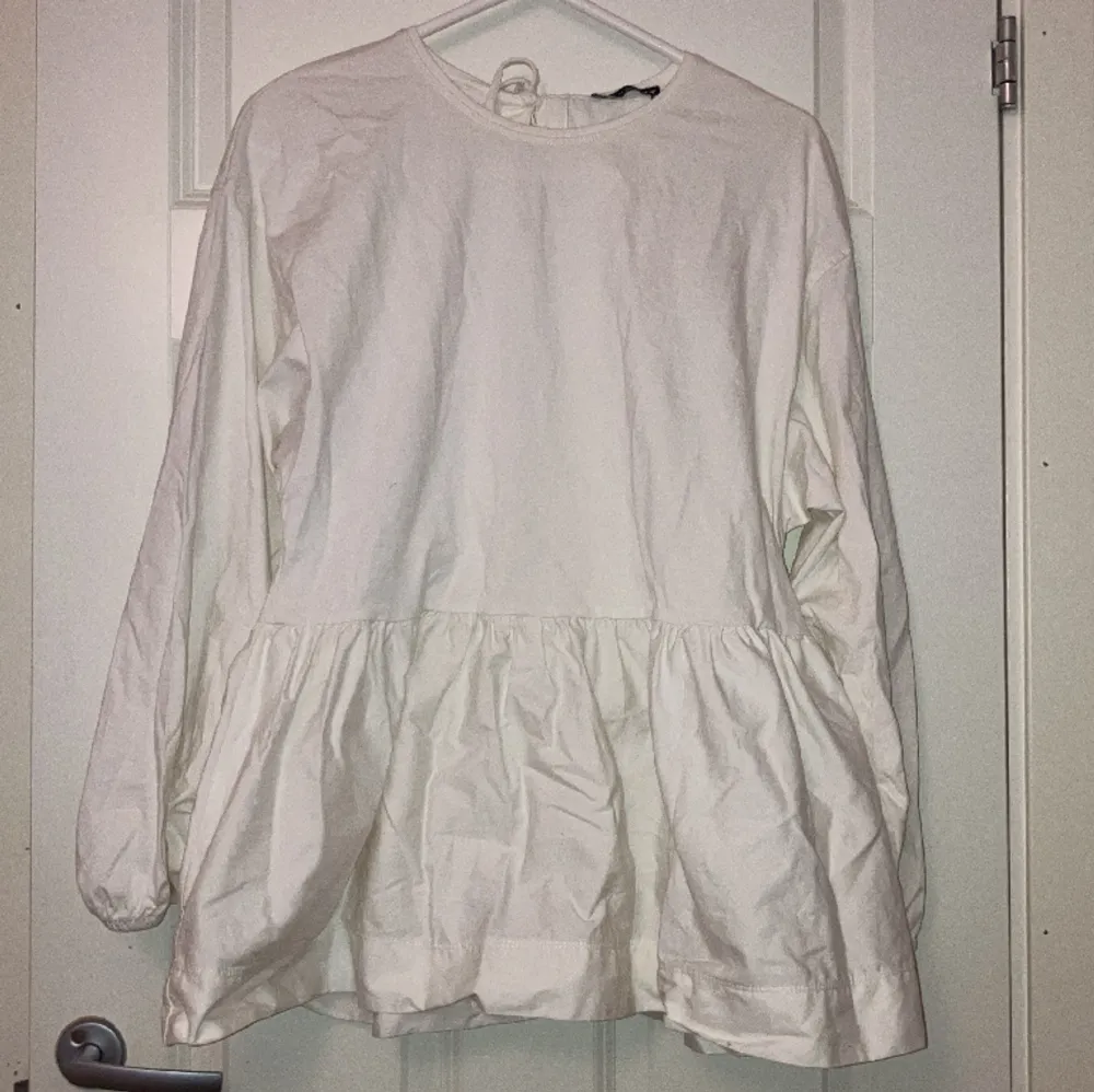 Fin tröja/blus från zara , med liten öppen rygg i storlek L☺️. Tröjor & Koftor.