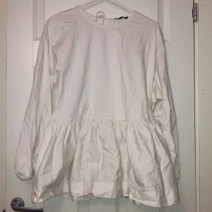 Tröja/blus - Fin tröja/blus från zara , med liten öppen rygg i storlek L☺️