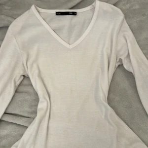 vit långärmad - säljer då den inte kommer till använding💞 skriv för bilder på storlek m men passar för s