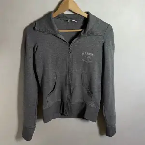 Säljer denna gråa sweatshirt. 