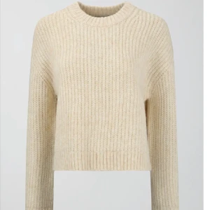 Vit stickad tröja - Säljer denna vita stickad tröja från Gina tricot❤️har alfrig använt den, har bara testat en gång❤️ kan skickas fler bilder💗 nypris: 299kr o säljer för 250kr❤️