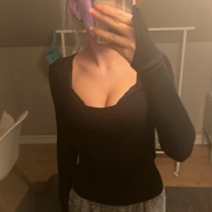 stickad urringad tröja ifrån gina 🩷 - aldrig anvönd så i nyskick, köpt för 300kr! 💞💞