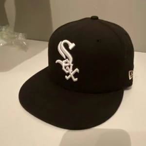 New era keps - Säljer en fett snygg white sox new era keps, den är helt ny och aldrig använd 10/10 skick, säljer då jag köpte fel storlek och kan inte lämna tillbaka den nu, köpte för 599kr, billigare här!