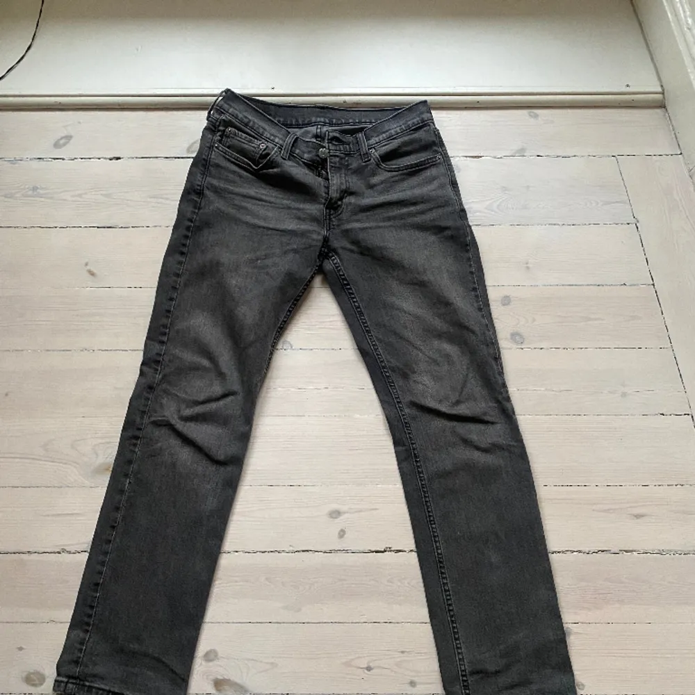 Mörkgråa Levis 514 jeans. Jättebra skick, använda ett fåtal gånger.. Jeans & Byxor.