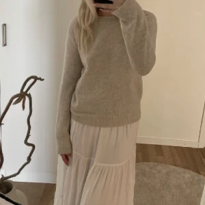 Stickad tröja - Säljer min super fina stickade tröja då jag har flera liknande. Perfekt till sommarkvällar men funkar super bra året runt💕passar mig som har XS/S blir lite längre i armarna bara, men funkar bra för någon som har M☺️ Pris kan diskuteras