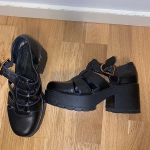 Skor från Vagabond (Dioon) - Chunky sandaletter från Vagabond, modellen heter Dioon och är extremt sköna. Storlek 35 och knappt använda! 
