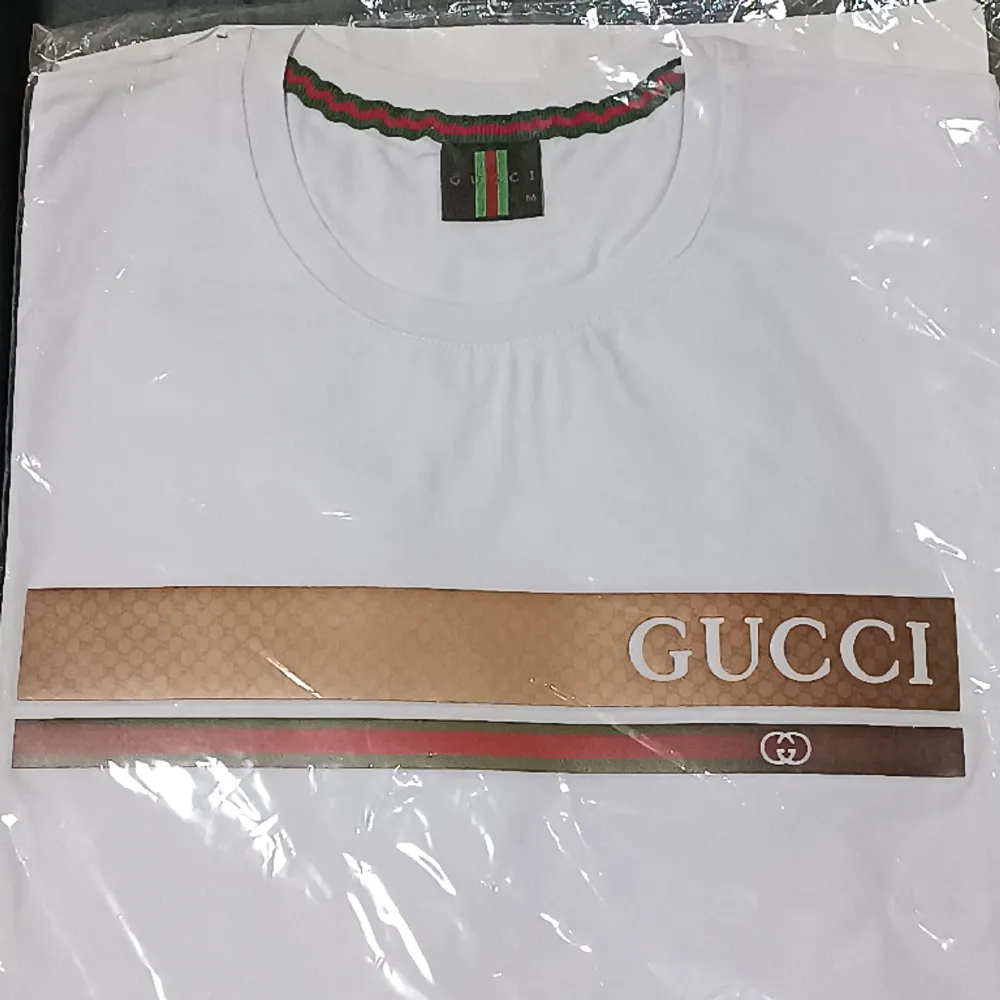 Fin Gucci tröja med en häftig design på framsidan.. T-shirts.