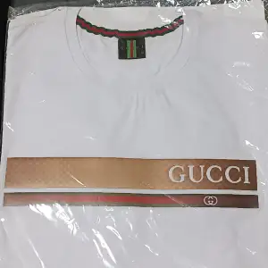 Fin Gucci tröja med en häftig design på framsidan.