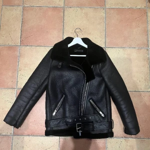 Pilotjacka - Pilotjacka från zara strl XS. Varm och skön. I använt men fint skick. 