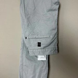 Sprillansnya Replay Chinos för barn  - Helt nya oanvända Replay chinos 14Y storlek 160 centimeter köpta för 1000 kr.