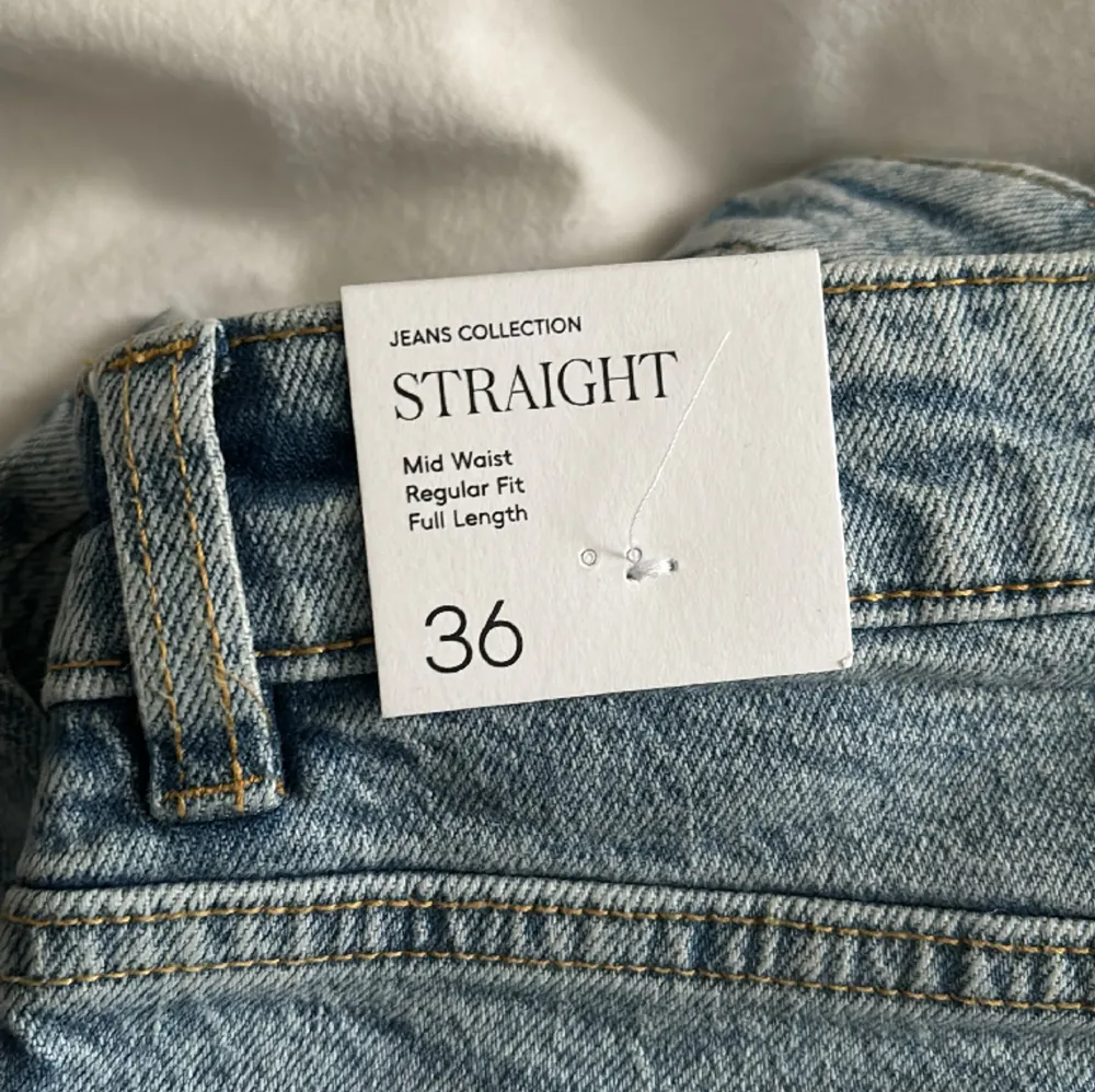 De blå Straighta jeansen från MANGO i storlek 36 är Mid Waist. De är helt oanvända. . Jeans & Byxor.