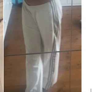 Adidas mjukisbyxor  - Passar mig längdmässigtsom är 164. Dom har små små sminkfläckat som man ser på bild 3, men det är inget man tänker på. Stora men finns snöre på insidan så man kan anpassa😋😋