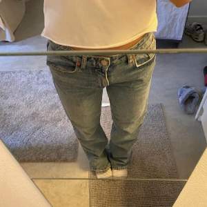 Ett par super sköna zara jeans skriv för fler bilder!!💓